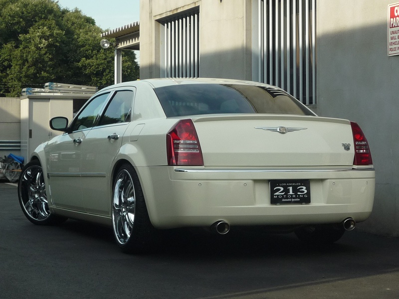 クライスラー 300C 5.7L HEMI TIS メッシュグリル SRT-8スポイラー カスタム | 輸入車専門店・アメ車・欧州車・逆輸入車 |  キャルウイング (CALWING)